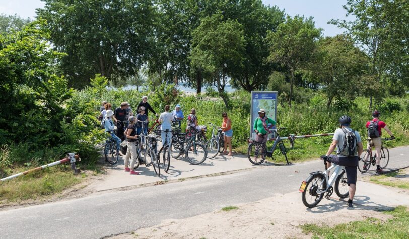 Groep fietsers wacht langs het fietspad - Foto: Erwin Budding