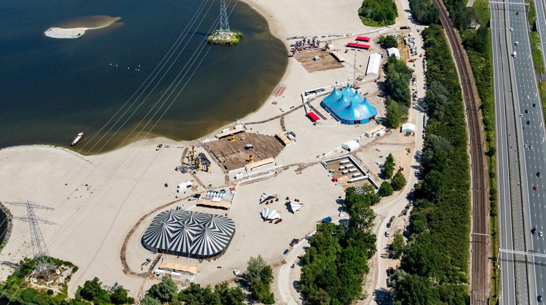 Opbouw van het Almeerderstrand voor een evenement vanuit de lucht gezien.